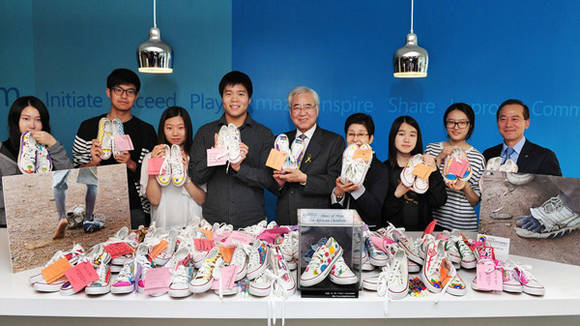 ▲ 문용린 서울시 교육감(왼쪽 다섯 번째), 로봇다리 수영선수 김세진군(왼쪽 네 번째)이 희망 나눔 운동화 행사에 자리해 참가자들을 격려했다.ⓒ마이크로소프트