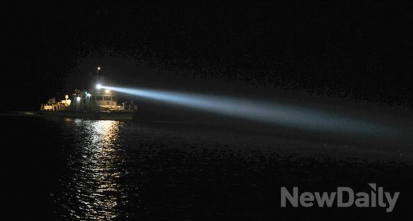 ▲ ▲ 4월 21일 오후 전남 진도군 팽목항으로 해경 경비정이세월호 희생자의 시신을 운구하고 있다.   ⓒ