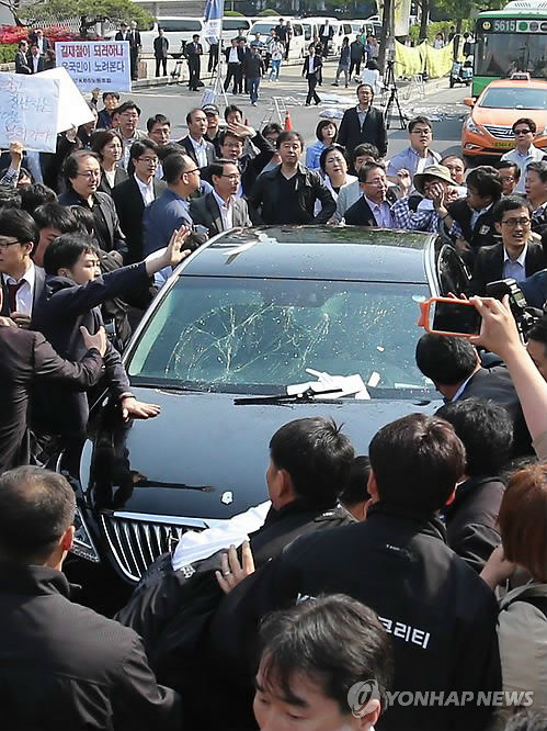 ▲ 19일 오전 서울 여의도 KBS 본관 앞에서 길환영 KBS 사장이 승용차에 탄 채 노조원들에 막혀 출근에 실패하고 되돌아가고 있다. 길 사장을 태운 차량의 앞유리가 깨져 있다ⓒ연합뉴스