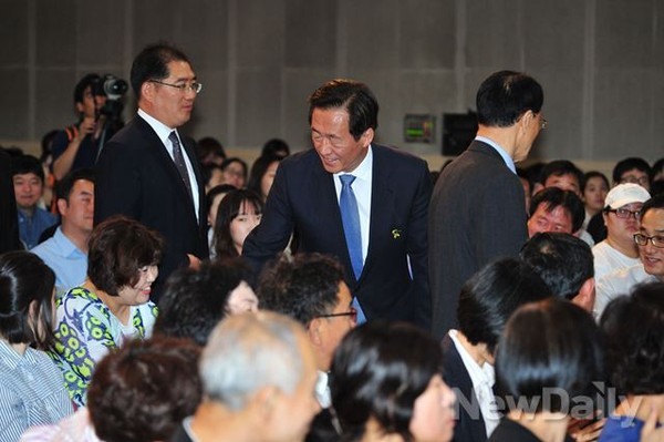 ▲ 새누리당 정몽준 서울시장 후보가 20일 오전 서울시 동작구 대방동 여성플라자에서 열린 [서울시장 후보 초청 사회복지정책토론회]에서 시민들과 인사를 나누고 있다 ⓒ뉴데일리 DB