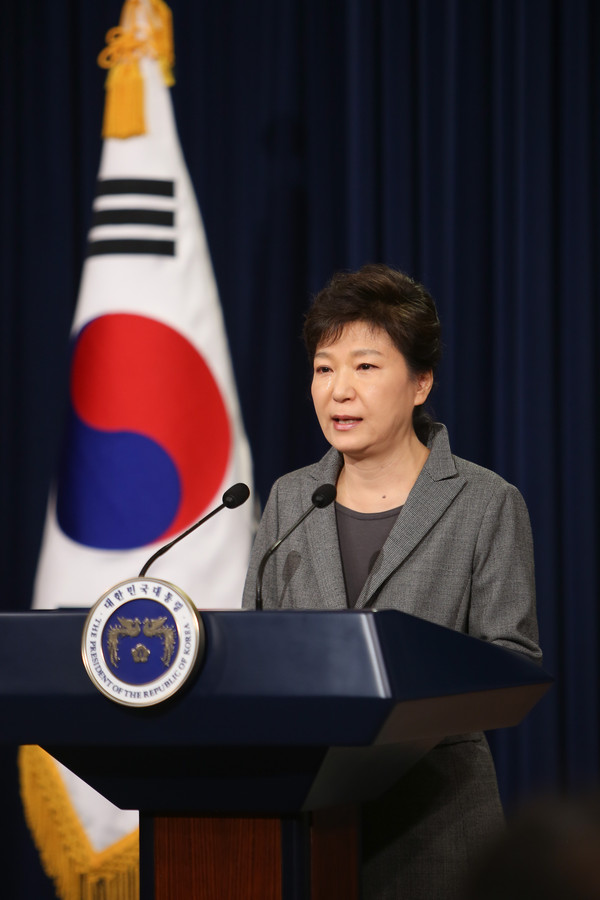 ▲ 박근혜 대통령이 19일 오전 청와대 춘추관에서 세월호 참사 관련 대국민담화 발표 도중 의로운 희생자 이름을 부르며 눈물을 흘리고 있다. ⓒ뉴데일리