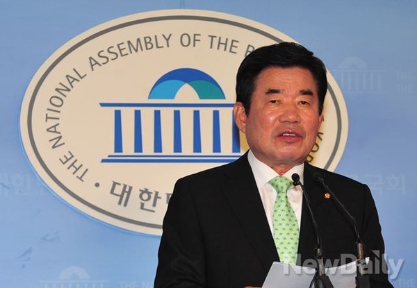 ▲ 경기도 내 보육교사 7만명을 모두 공무원으로 전환하겠다고 한 새정치연합 김진표 경기지사 후보. ⓒ뉴데일리 DB