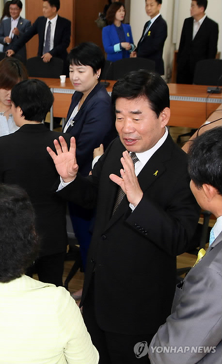 ▲ 새정치연합 김진표 경기도지사 후보가 18일 경기도의회에서 열린 보육교사 정책간담회에서 참석자들과 대화를 나누고 있다. ⓒ연합뉴스