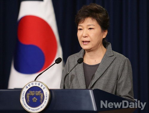 ▲ 박근혜 대통령이 지난 19일 세월호 참사와 관련한 대국민 담화에서 눈물을 흘리고 있다. ⓒ 뉴데일리(청와대 제공)