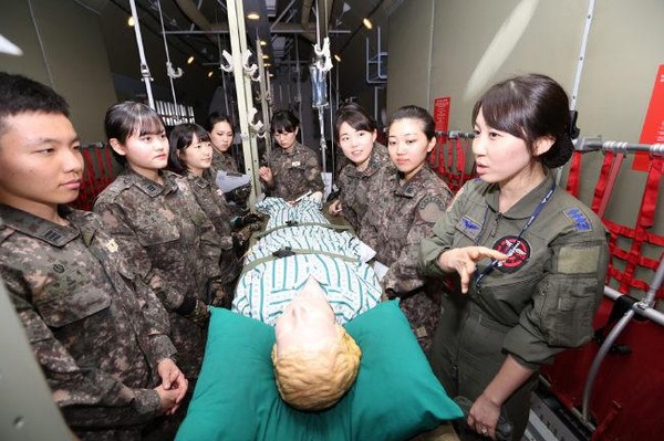 ▲ C-130 항공기 모의실습장에서 간호사관생도들을 포함한 간호장교와 의무요원의 항공간호훈련을 하고 있다.ⓒ공군