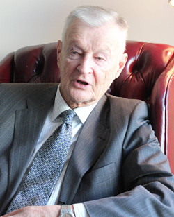 ▲ 아프간 전쟁 당시 오사마 빈라덴과 이야기를 나누고 있는 브레진스키의 모습. 국제정치 세계에서는 영원한 적도 영원한 아군도 없다. '만인에 대한 만인의 투쟁상태', 이것이 바로 국제정치이다/김필재