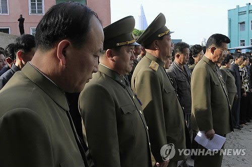 ▲ 북한 평양시 평천구역의 23층 아파트 붕괴사고와 관련해 17일(현지시간) 북한 관리들이 사고 현장을 방문, 유가족과 주민들에게 사과하고 있다.  저작권자(c) 연합뉴스, 무단 전재-재배포 금지