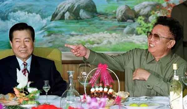 ▲ 2000년 6월 15일 남북정상회담 당시 김대중 前대통령과 김정일의 모습. [자료사진]