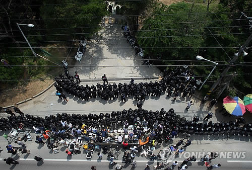▲ 세월호 실소유주 유병언 전 세모그룹 회장 검거를 위해 검찰 체포조가 투입된 21일 오후 경기도 안성시 금수원 앞에 경찰이 늘어서 있다.ⓒ연합뉴스