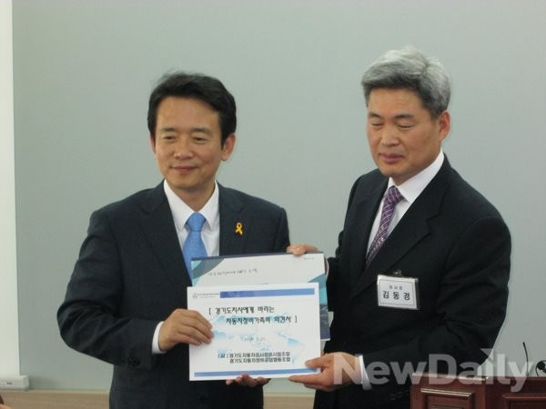 ▲ 경기자동차정비조합 간담회에 참석한 새누리당 남경필 경기도지사후보(왼쪽)과 김동영 조합이사장(오른쪽)ⓒ뉴데일리=유경표 기자