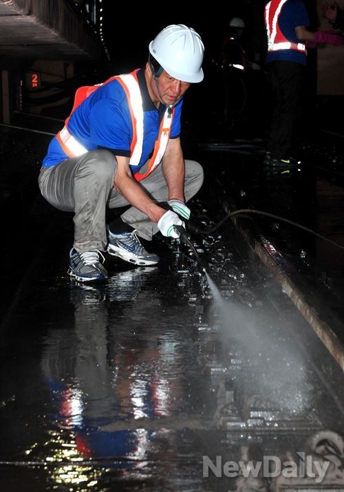 ▲ 정몽준 새누리당 서울시장 후보가 공식 선거운동 첫날인 22일 새벽 서울 중구 청구역에서 철로와 노반 청소를 하고있다 ⓒ뉴데일리 DB