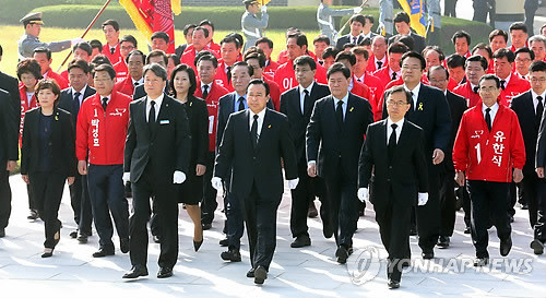 ▲ 제6회 동시지방선거의 공식 선거 운동이 시작된 22일 오전 새누리당 이완구 비상대책위원장 겸 원내대표를 비롯한 당직자와 대전·충남 지역 후보들이 국립대전현충원을 방문하고 있다.ⓒ연합뉴스