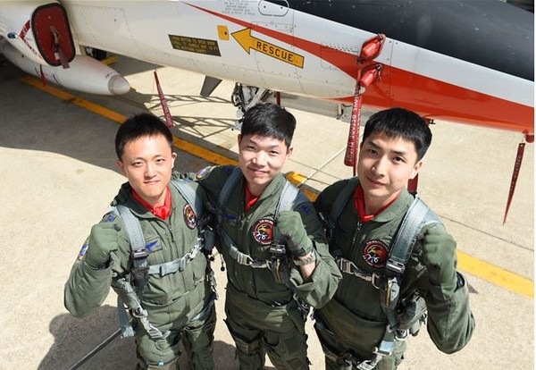 ▲ (왼쪽부터) 해병대 전우이자 동기 조종사가 된 김준영, 김태건, 정지원 중위가 T-50 고등훈련기 앞에서 주먹을 쥐어보이고 있다.ⓒ공군