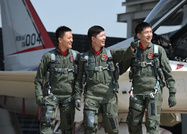▲ (왼쪽부터) 김준영, 김태건, 정지원 중위가 이륙하는 항공기를 바라보며 미소짓고 있다..ⓒ공군