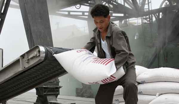 ▲ 국제기구로부터 받은 원조식량을 옮기는 북한 근로자 [사진: 38노스 홈페이지 캡쳐]
