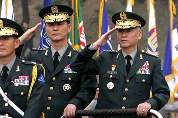 ▲ 함께 사열 중인 김장수-남재준 당시 대장. [사진: 국방부]