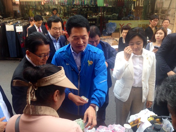 ▲ 22일 신기시장을 방문한 송영길후보가 동행한 박지원 전 원내대표와 박영선 원내대표와 함께 요구르트를 마시고 있는 모습. ⓒ뉴데일리 엄슬비 기자.