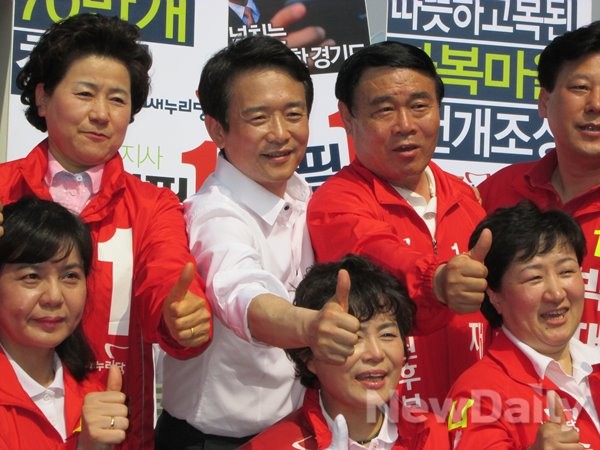 ▲ 22일 영동시장에서 열린 '정책콘서트'에서 새누리당 남경필 지역지자체 출마자들과 함께 필승을 다짐하고 있다. 경기도지사 후보가 ⓒ뉴데일리=유경표 기자