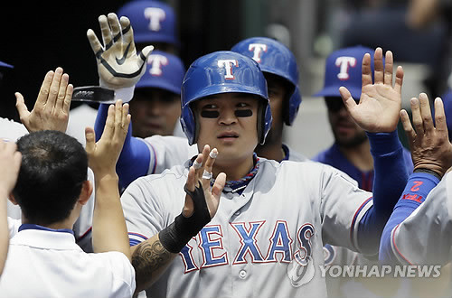 ▲ 22일(현지시간) 미국 미시간주 디트로이트의 미국프로야구 디트로이트 타이거스와의 경기 4회에 추신수(32·텍사스 레인저스)가 상대 투수 로비 레이의 직구를 밀어쳐 좌중간담장을 넘기는 2점 홈런을 터뜨렸다. 사진은 추신수가  홈인하며 덕아웃에서 동료들의 축하를 받고있다.ⓒ연합뉴스