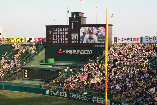 ▲ 리플레이가 나오고있는 일본 한신 고시엔구장ⓒ사진 최상인