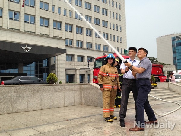 ▲ 국방부 직원 2명이 소방호스 작동 시연을 하고 있다.ⓒ순정우 기자