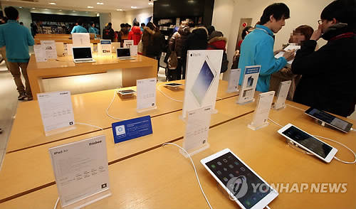 ▲ 애플의 아이폰6에 대한 루머의 공통점은 얇은 두께와 유선형 디자인인 큰화면 등이다.ⓒ연합뉴스