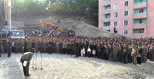 ▲ 지난 18일 조선중앙통신 등이 보도한 평양 아파트 붕괴 사고 직후 당 간부들의 사과모습. [자료사진]