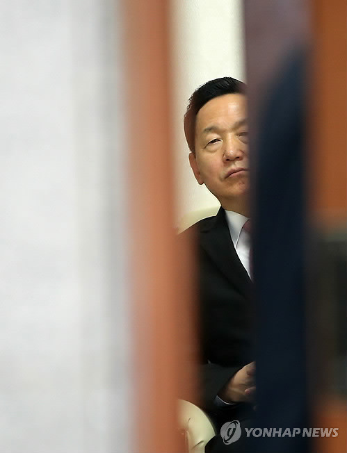 ▲ 공짜버스 공약으로 사회적 파문을 일으킨 새정치민주연합 김상곤 전 경기지사 예비후보. 당시 김진표 후보는 김상곤 후보의 공약을 포퓰리즘으로 규정하고 맹비난했었다. ⓒ연합뉴스