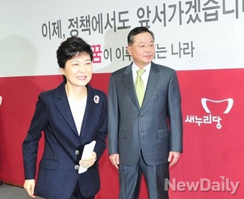 ▲ 박근혜 대통령은 지난 23일 안대희 전 대법관을 국무총리로 내정했다. 사진은 지난해 대선 당시 새누리당 박근혜 대통령 후보와 안대희 정치개혁특위 위원장. ⓒ 뉴데일리