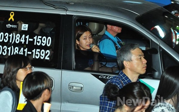 ▲ '박근혜 퇴진하라!' 구호 선동하는 촛불차량 ⓒ 뉴데일리 이미화 기자