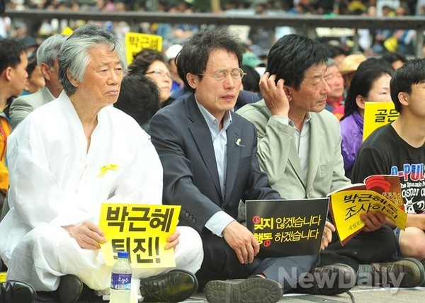 ▲ 세월호 추모집회에 참석한 서울시교육감 조희연 후보(왼쪽 2번째)가 눈을 감고 있다. 2014.5.24 ⓒ 뉴데일리 이미화 기자