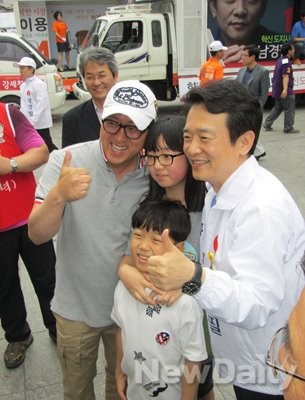 ▲ 25일 의정부 제일시장에서 열린 '변화토크 콘서트'가 종료된 뒤 시민들과 기념촬영을 하고 있는 새누리당 남경필 경기도지사 후보(오른쪽) 모습ⓒ뉴데일리=유경표 기자