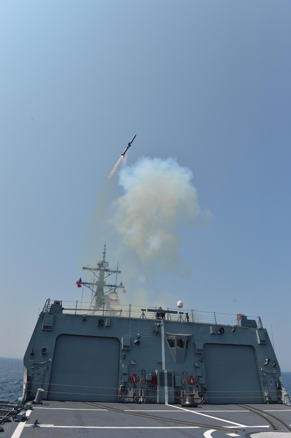 ▲ 홍상어 어뢰 시험 발사모습.ⓒ방위사업청