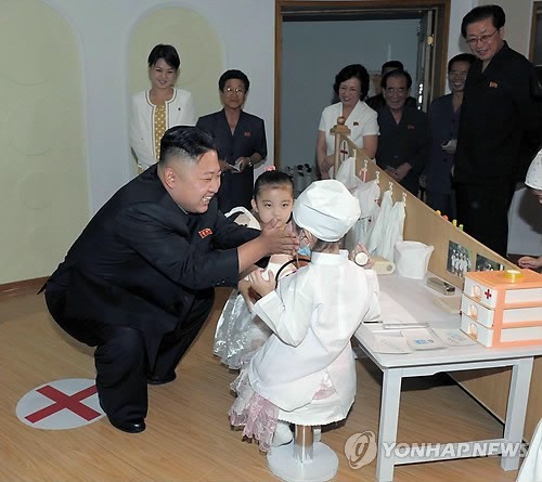 ▲ 김정은이 평양 경상유치원을 시찰하는 모습 ⓒ 연합뉴스