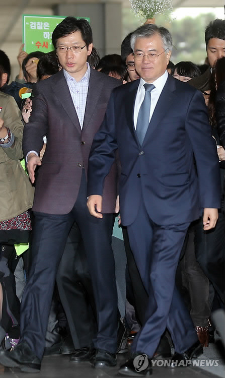 ▲ 문재인 새정치민주연합 의원이 지난해 11월 6일 오후, 2007년 남북정상회담 대화록 폐기 의혹과 관련한 검찰 조사를 받기 위해 서울중앙지검에 출석하며 김경수 전 청와대 비서관의 안내를 받고 있다. 김경수 전 비서관은 6.4지방선거 경남지사 후보로 출마했다. 최근 김 후보와 문 의원이 통진당과의 후보단일화를 주장해 논란이 일고 있다.ⓒ연합뉴스
