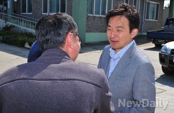 ▲ 새누리당 원희룡 제주도지사 후보가 우도를 방문해 주민과 악수하고 있다. ⓒ뉴데일리DB