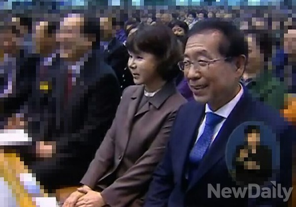 ▲ 설교를 듣고 있는 박원순-강난희 부부