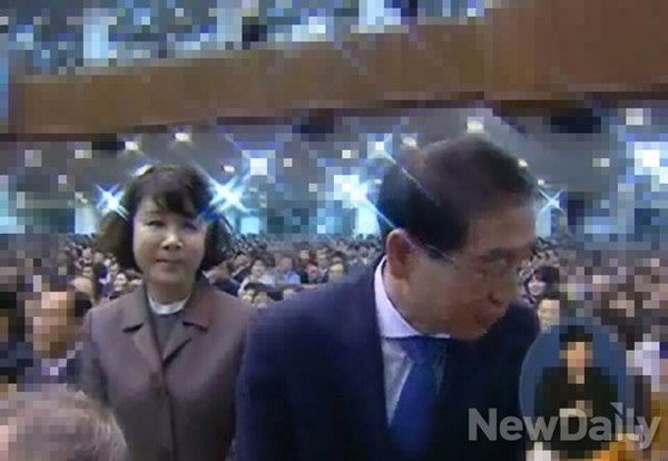 ▲ 예배를 마치고 나가는 박원순-강난희 부부