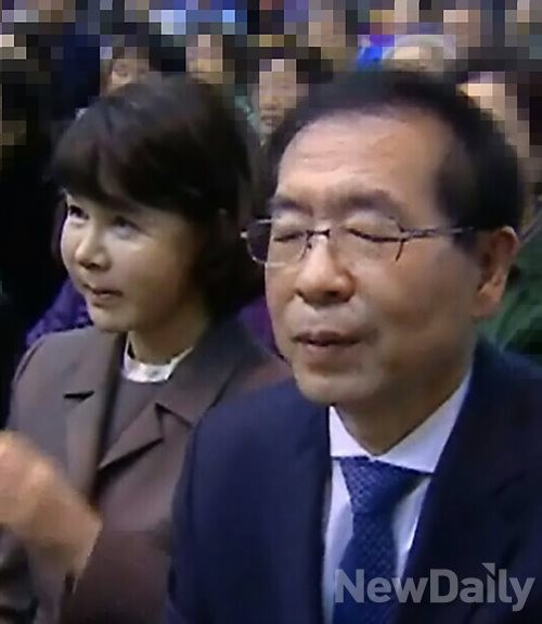 ▲ 최근에 포착된 박원순 서울시장 후보의 부인 강난희 씨의 모습. 갈수록 달라지고 있다. 반면 강 씨의 측근은 "강 씨가 '나댄다'는 말을 들을까봐 안 나온다"는 주장을 했다. [자료사진]