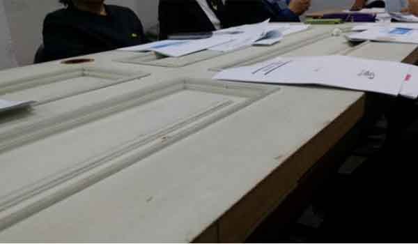 ▲ 본격적인 선거 전 박원순 시장후보 측에서 SNS에 올린 '재활용 회의 테이블'의 모습. 효율적이지도 감동적이지도 않다. 최근 판매되는 회의테이블 가격은 3만원 대부터 있다. [사진: SNS 캡쳐]