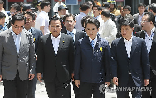 ▲ 이완구 새누리당 원내대표(왼쪽 두번째)와 남경필 새누리당 경기도지사 후보(오른쪽 두번째)가 26일 경기도 고양시 일산동구 고양시외버스종합터미널 화재 현장에서 사고 현장을 둘러 보고 있다.ⓒ연합뉴스