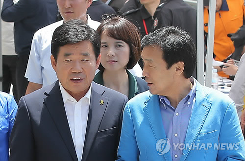 ▲ 김진표 새정치민주연합 경기지사 후보와 손학규 선대위원장이 26일 오후 경기도 고양시 일산동구 고양종합터미널을 찾아 화재 현장을 둘러보고 있다.ⓒ연합뉴스