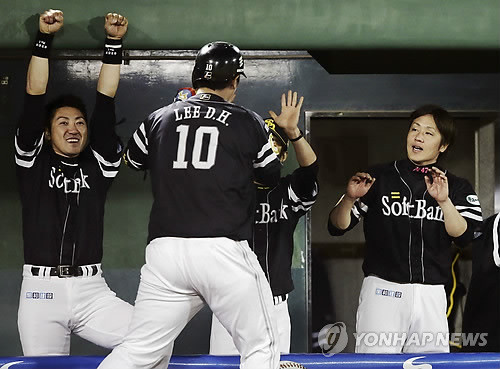 ▲ 홈런후 동료들의 축하를 받고있는 이대호ⓒ연합뉴스