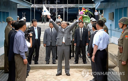 ▲ 북한이 이번에는 미군이 자신들을 향해 도발한다고 억지를 부리고 있다. 하지만 사실 이런 게 진짜 도발이다. 사진은 무단방북을 한 뒤 판문점으로 돌아오는 노수희. ⓒ연합뉴스. 무단전재 및 재배포 금지.