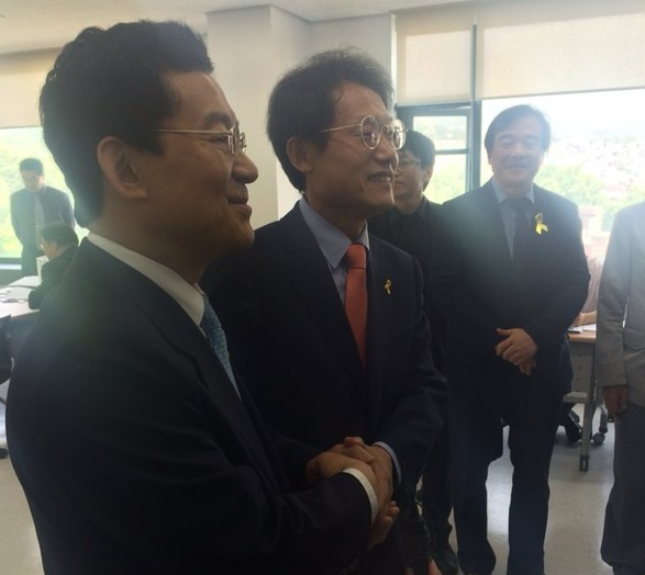 ▲ 6.4 지방선거 후보자 등록 신청접수 첫날인 15일 오전 고승덕-조희연 서울시교육감 후보가 서울시 선관위에서 손을 맞잡고 있다. ⓒ 뉴데일리 김태민 기자