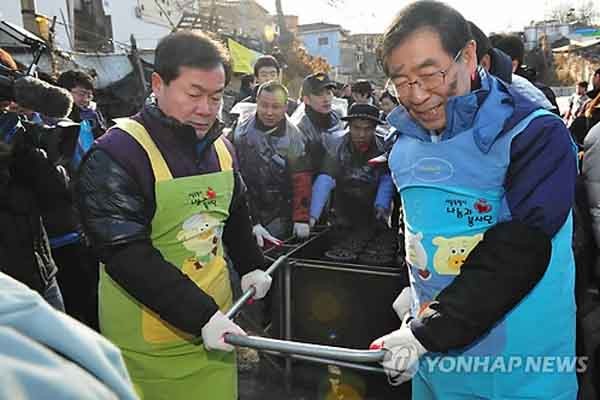▲ 네티즌들 사이에 유명한 '박원순 연탄' 사진. 장갑부터 옷까지 깨끗하지만 얼굴에만 연탄이 묻어있다. ⓒ연합뉴스. 무단전재 및 재배포 금지.