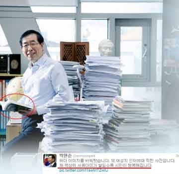 ▲ 박원순 시장의 유명한 서류 사진. 현재 대부분의 행정은 '전자서류'로 처리하기 때문에 이렇게 결제서류가 쌓이는 법이 거의 없다. [박원순 시장 SNS 캡쳐]