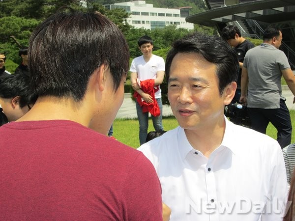 ▲ 사진: 남경필 새누리당 경기도지사 후보가 경기대학교 수원캠퍼스에서 열린 대학생과의 간담회에 앞서 학생들과 인사를 나누고 있다.