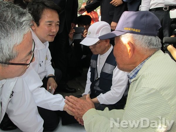 ▲ 남경필 후보가 27일 파주 금촌동 로데오 거리에서 어르신들의 손을 잡고 대화를 나누고 있다. ⓒ뉴데일리=유경표 기자