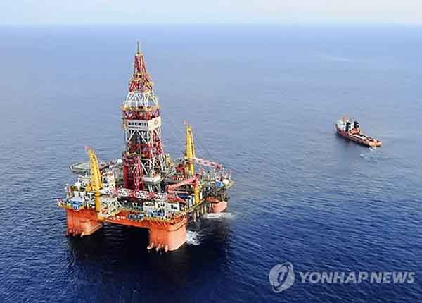 ▲ 베트남 EEZ 내에서 불법으로 석유시추 작업을 벌이고 있는 중국의 석유시추장비 ⓒ연합뉴스. 무단전재 및 재배포 금지.